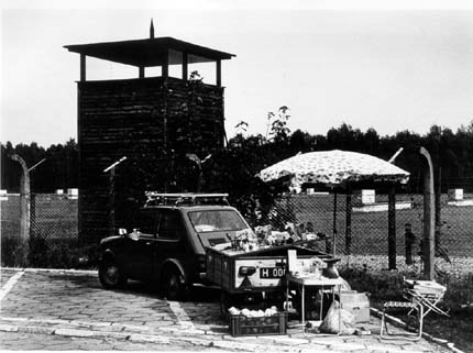 Stutthof 1990. Fliegender Händler auf dem Parkplatz vor dem Lagergelände © Reinhard Matz