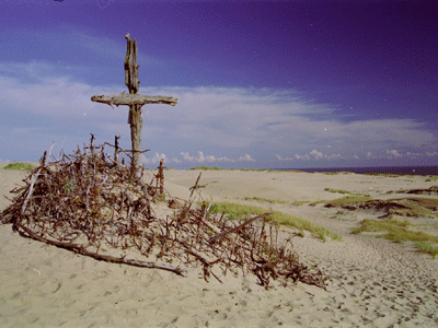 Dünenlandschaft mit Holzkreuz, © Karin Günther