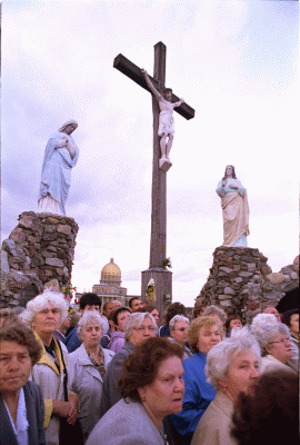 Menschenmenge vor Heiligenstatuen, © Günter Distler