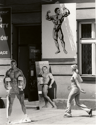 Joggende Frau vor Fitnessstudio, © Horst Schäfer
