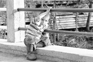Kind auf Brücke, © Frank Schirmer