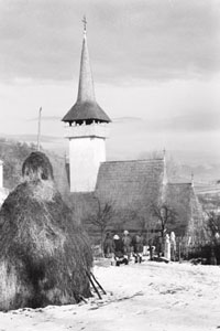 Heuhaufen vor Kirche, © Frank Schirmer