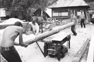 Arbeiter an Sägemaschine, © Frank Schirmer